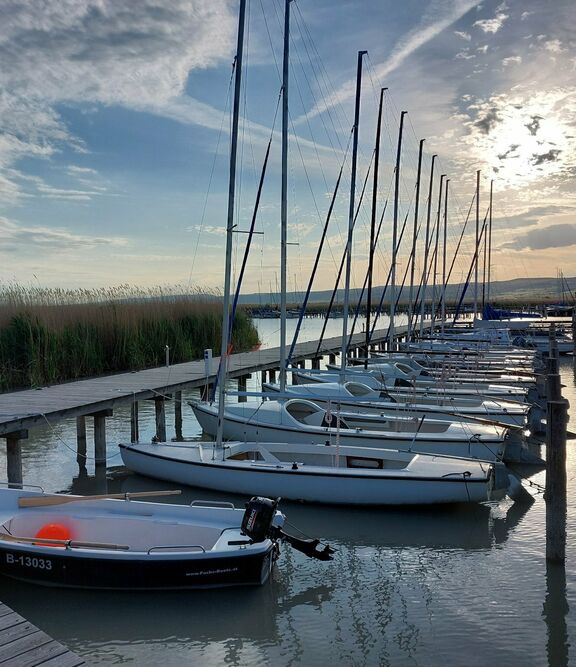 Segelboote Liegeplatz am Neuen Strand Neusiedler See