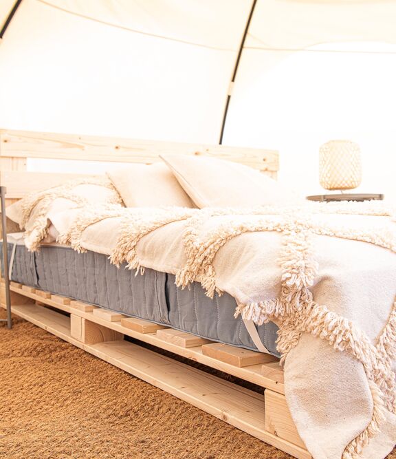 Bett in Glamping Unterkunft